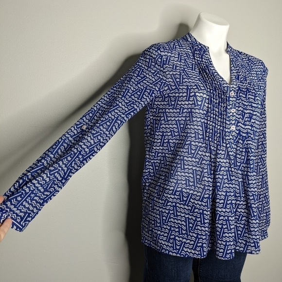 ✨3/$15  Anthro HD in Paris blue white abstract chevron blouse 2 - Picture 2 of 8